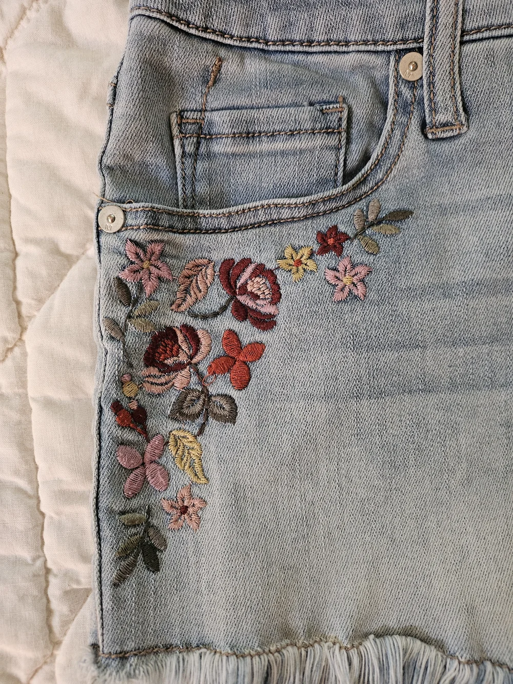 Massimo - High Rise Short - Floral Embroidered- Size 10/30 - Picture 6 of 8